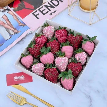 Chocolate covered strawberries 16pcs - Pink