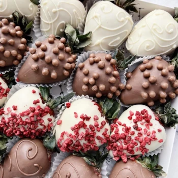 Strawberries in chocolate Romantic evening (16 berries)