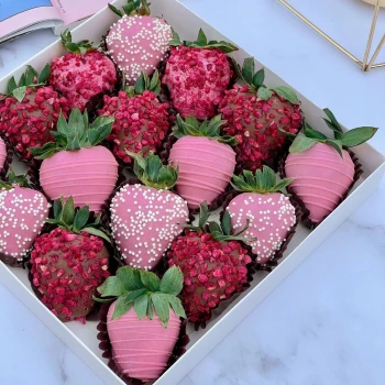 Chocolate covered strawberries 16pcs - Pink